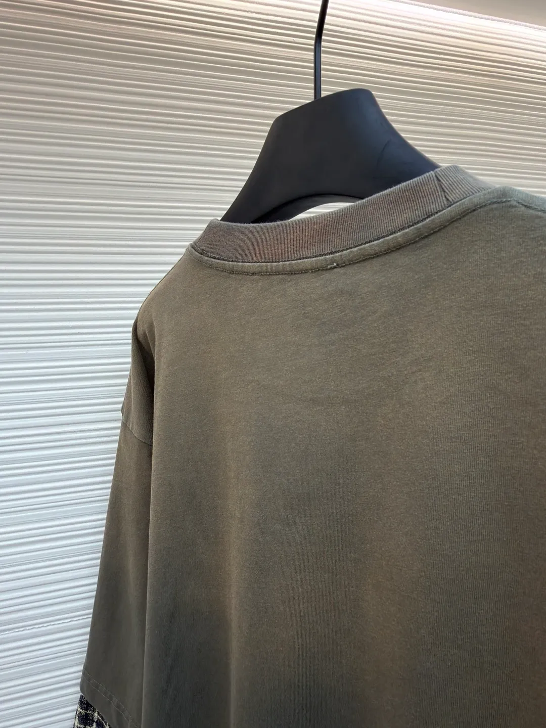 Acne Studios old logo fake two-piece long sleeves ●Original version: purchased and developed for 5500 ●Item number: 1681409-A65 ●Fabric: plain cotton fabric ●Technology: glue printing production ●Color: gray ●Version: fitted version ●Weight: about 425 grams ●Size: S-M-L-XL ●Description: Customized elegant cotton double-ply soft plain weave fabric and plaid moire memory plain weave cotton, soft, delicate and comfortable to the skin A hint of calmness and restraint in gray-toned green exudes a quiet and deep beauty. The ACNE GYM logo on the body is outlined with powerful white lines. For Everyone is simple but contains profound meaning. The old-fashioned effect that is inadvertently smudged meets the carrier of retro sentiment. It makes a stunning appearance in a fake two-piece version. It cleverly simulates the layering effect and is full of fashionable tension. Make every outfit a fashionable feast, using imported machine appliqué technology. Use advanced computer control systems and precision mechanical components to implement ACNE GYM appliqué operations. Present an embroidery effect with both clarity and three-dimensionality, using glue printing. The printing has been modified three times with film screens. Use glue liquid paint to print the pattern on the fabric. Bake the fabric to fix the printing pattern, and use the gradient old-fashioned spray process. Spray dyes of different colors on the surface of the fabric. Realize that clothes can show rich color changes under different lights and increase visual layering. The overall wiring is straight and delicate, the fabric is comfortable and soft, and the color is consistent without color difference. It can be matched with the same style to create a fashionable look and control various occasions. Customized accessories, complete with three standards, same style for men and women!
